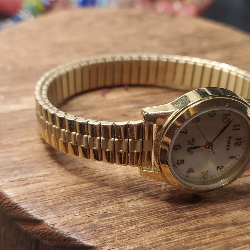 B3226 timex gold tone‎ quartz watch stretch wristband unisex needs batteries - Picture 2 of 3